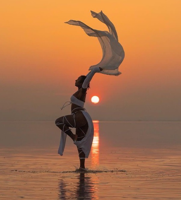 Moonflower Silk Veil Fans - Image 2